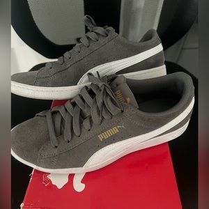 Gray suede pumas